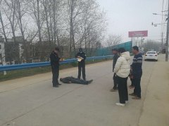 河南淮滨：男子患病晕倒 民警救助受