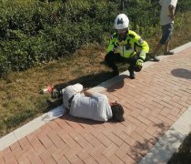 河南淮滨：男子晕倒在地铁骑紧急救