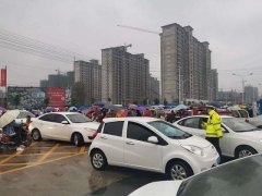 河南淮滨交警雨中守护保中小学生安全