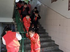 漯河市源汇区嵩山路学校开展消防安全疏散演练活动
