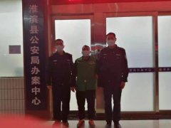 河南淮滨:男子爬高塔吊要挟 被拘