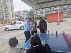 河南淮滨交警开展“一盔一带”交通安全宣传活动